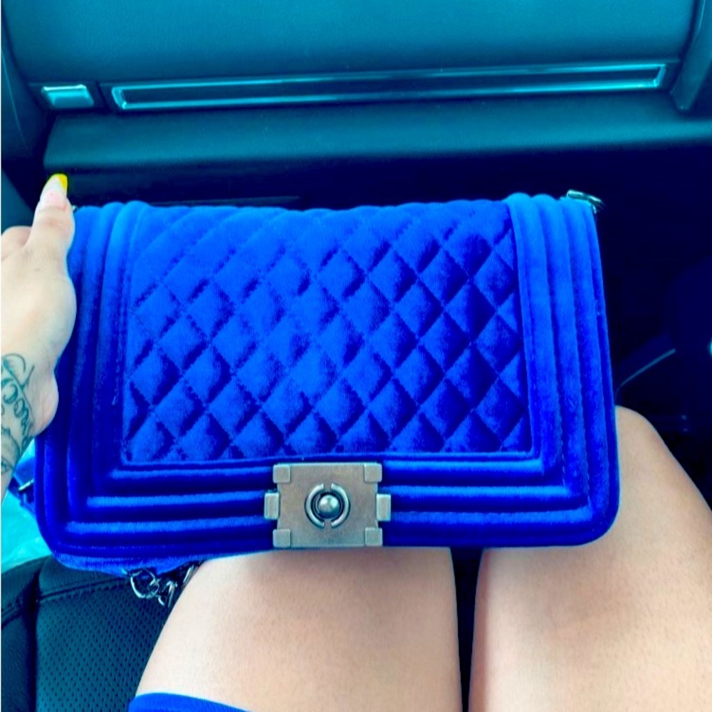 This is a cute dark blue luxury bag 💙